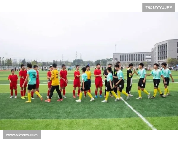 佛山市高明区“校超”足球联赛激战，池明华现场鼓励小球员